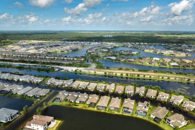 Sarasota, Florida 'daki yerleşim bölgesinde Debby Kasırgası' ndan sel basmış. ABD 'nin güneyindeki doğal afet sonrası.