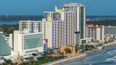 Florida şehri Daytona Sahili 'nin havadan görünüşü. Bu güney Amerika turizm şehrinin manzarasına kıyı evleri ve lüks oteller hakim.