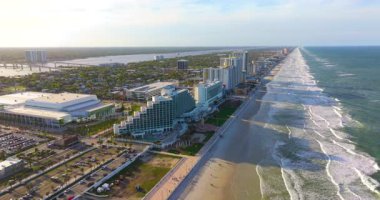 Daytona Sahili, Florida. Parlak renkli otelleri, apartmanları ve canlı kıyı sahalarındaki eğlence tesisleri olan turizm altyapısı