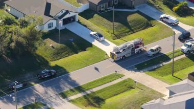 Florida 'daki olası yangın tehlikesine acil servis personeli cevap veriyor. İlk müdahale ekipleri yanan evdeki yangını söndürmeye hazır.