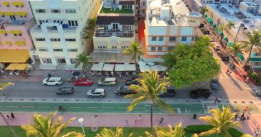 Miami, South Beach 'teki Ocean Drive' da akşam trafiği. İkonik Amerikan Kıyı Caddesi