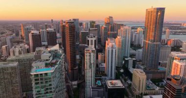 Miami, Florida 'nın büyük şehri. Gün batımında ABD şehir merkezindeki gökdelen binaları. Ticari finans bölgesiyle Amerikan megapolis
