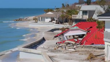 Doğal felaket ve sonuçları. Kasırga Florida kıyı bölgesindeki evleri ve duvarları tahrip etti.