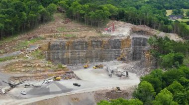 Kuzey Carolina, ABD 'deki Appalachian dağlarında inşaat endüstrisi için çakıl ocağı madeni..