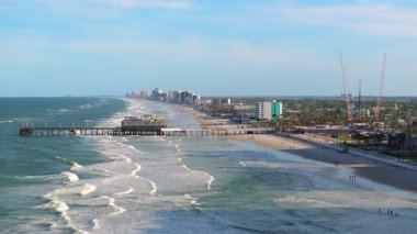 Florida, Daytona Sahili 'ndeki Ana Cadde İskelesi' ndeki restoran, yakındaki konaklama ve sahil faaliyetleri ile kıyı turizminin odak noktası olarak hizmet veriyor.