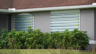 Kasırga koruması için Florida 'daki evin camlarına fırtına panjurları monte edilmiş. Doğal afete hazırlanıyor..