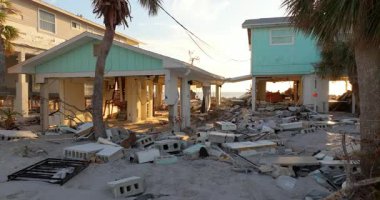 Fırtına, Florida, Englewood 'daki Milton Kasırgası' ndan sonra limandaki evlerde ciddi hasara yol açtı. Körfez kıyısındaki yıkılmış evler