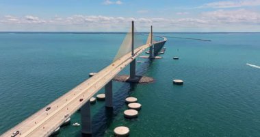 Florida, ABD 'deki Sunshine Skyway Köprüsü. Tampa Körfezi üzerinde trafik.