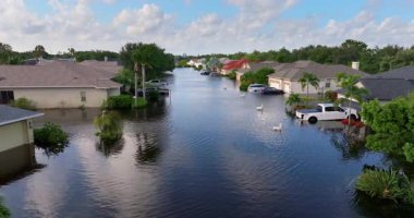 Florida 'nın banliyölerinde tropik yağmur fırtınası yerleşim yerlerini sular altında bıraktı. Kasırga Sonrası
