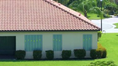 Florida 'daki evin camlarında kasırga panjurları var. Doğal afetten önce ev koruması.