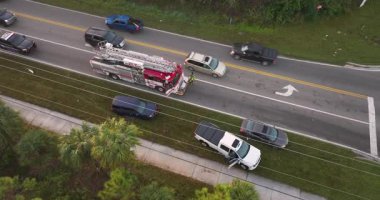 Florida 'da otoyolda araba kazası. Acil servis personeli ABD 'de şehir caddesinde araba kazası kurbanlarına yardım ediyor.