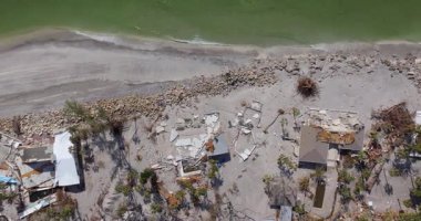 Milton Kasırgası 'ndan sonra okyanus kıyısında yıkılan evler. Doğal afet sonuçları Manasota Key, Florida 'da. Fırtına şiddetli hasar verdi.