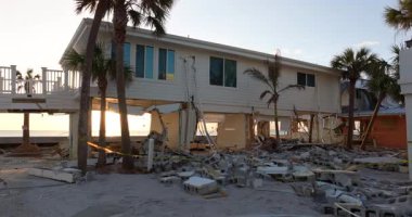 Milton Kasırgası 'nın Florida' daki Manasota Key üzerindeki sonuçları. Deniz kıyısındaki yıkılmış ev. Fırtına şiddetli hasar verdi.