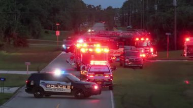 Geceleri Florida 'daki olası yangın tehlikesine ilk müdahale ekipleri geliyor. İtfaiyeci kamyonları banliyö evinin yangın alarmında..