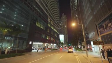 Amerikan Ulaşım Konsepti. Miami şehir merkezinde gece araba sürüyor. Florida yolu trafiği hareketli