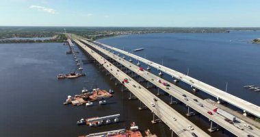 Amerikan otoyol köprüsünün hava manzarası yapım aşamasında. Asker J.D. 'ye yeni şeritler ekliyorum. Ellenton 'daki Manatee Nehri' ni geçen Young Memorial Köprüsü. Trafik altyapısının geliştirilmesi