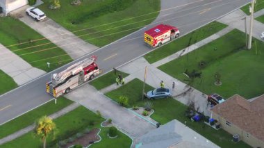 Florida 'daki araba kazasına ilk müdahale ekipleri. Acil servis çalışanları ABD 'de trafik kazası kurbanlarına yardım ediyor.