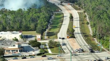 İtfaiye helikopteri ve itfaiye araçları Florida ormanlarında şiddetli yangın söndürüyorlar. Acil servis araçları ve helikopter ormanda yangın çıkarmaya çalışıyor..