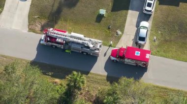 Banliyö evinin dışındaki acil durum görüntüsü. Olay yerine ilk müdahale ekipleri geldi.