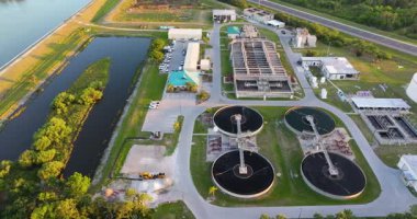 Su temizleme kabı ve boru sistemi olan endüstriyel su arıtma tesisi.