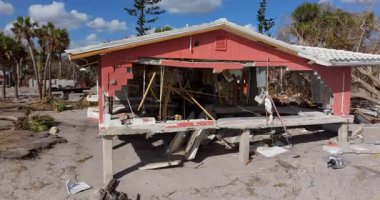 Okyanus kıyısındaki yıkılmış ev. Milton Kasırgası 'nın Florida' daki Manasota Key üzerindeki sonuçları. Fırtına şiddetli hasar verdi.