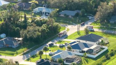 Florida yolunda itfaiye aracı. ABD 'de şehir caddesinde acil servis aracı