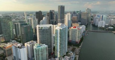 Miami, Florida, ABD. Gün batımında Amerikan şehir merkezinin hava manzarası. Modern ABD şehrindeki yüksek ticari ve meskun gökdelen binaları