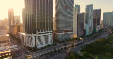 Miami, Florida, ABD şehir merkezindeki gökdelen binalarının görüntüsü. Gün batımında finans bölgesi olan Amerikan şehri