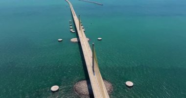 Florida 'daki Tampa Körfezi üzerindeki Sunshine Skyway Köprüsü' nün hava görüntüsü. Ulaşım altyapısı kavramı.