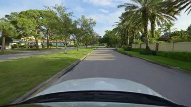 Venedik, Florida 'daki Amerikan caddesinde kişisel bakış açısıyla araba kullanmak.