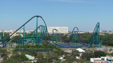 Florida, Orlando 'daki lunaparkta lunapark lunaparkında hız trenleri var. ABD turizm beldesi