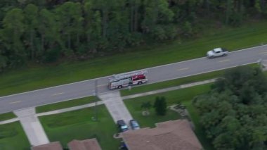 Florida caddesinde acil durum itfaiye kamyonu çalışıyor. Olay sırasında görsel sinyaller aktive edildi.