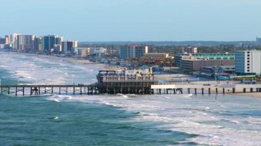 Florida, Daytona Sahili 'ndeki ana cadde iskelesi, Atlantik şehri okyanus manzarasının bir kısmını oluşturan otel ve apartman daireleri ile önemli bir dönüm noktasıdır.