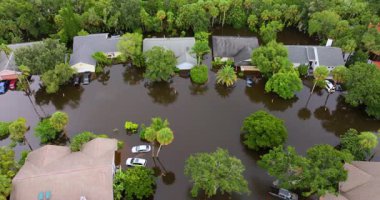Florida 'da sel, tropikal fırtınadan kaynaklanıyor. Sel sularıyla çevrili yerleşim yerlerindeki banliyö evleri. Doğal afetten sonra