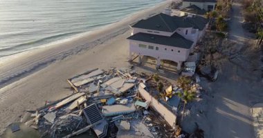 Okyanus kıyısındaki yıkılmış evler. Milton Kasırgası 'nın sonuçları Englewood, Florida' da. Fırtına şiddetli hasar verdi.