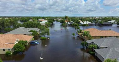 Sarasota, Florida 'daki Laurel Meadows bölgesinde Debby Kasırgası' ndan kalma su altı evleri ve arabalarla dolu bir yerleşim yeri. Güney Amerika 'daki doğal afet sonrası.
