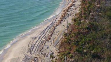 Fırtına dalgası Florida 'da okyanus kıyısındaki liman yolunu tahrip etti. Ulaşım altyapısında ciddi hasar.
