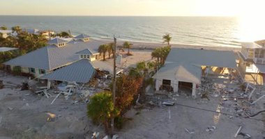 Doğal felaket ve sonuçları. Kasırga Florida kıyı bölgesindeki evleri ve duvarları tahrip etti.