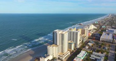 Florida, Daytona Sahili 'nde emlak ve turizm merkezi. Atlantik kıyısı yakınlarında lüks oteller ve apartman daireleri olan okyanus manzaralı bir yer.