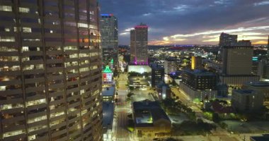Florida 'nın Tampa şehrinde şehir merkezinde aydınlık gökdelen binaları var. Günbatımında iş dünyasının finans bölgesiyle Amerikan megapolis 'i