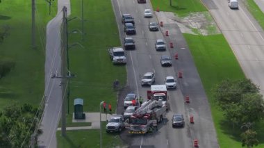 ABD caddesinde hasarlı arabalarla trafik kazası