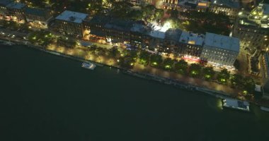 Savannah, Georgia 'daki Waterfront River Caddesi. Eski tarihi şehrin tarihi Amerikan mimarisi. ABD 'nin Güney şehri geceleyin