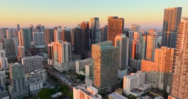 Florida, ABD 'de Miami Brickell' in şehir merkezindeki ofis manzarası. Günbatımında modern Amerikan megapolis 'teki yüksek ticari ve meskun gökdelen binaları
