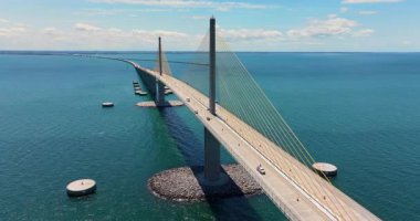 Florida 'daki Tampa Körfezi üzerindeki Sunshine Skyway Köprüsü' nün hava görüntüsü. Ulaşım altyapısı kavramı.