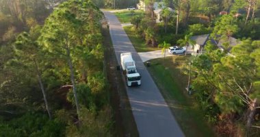 Otomatik modern çöp kamyonu Florida şehir caddesinde atık yüklüyor. Belediye hizmetleri