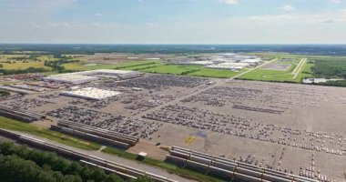 Otomotiv endüstrisi. Üretim fabrikası deposuna yeni araba ithal veya ihracatı. Lojistik sektörü otoparkında satılık araçlar