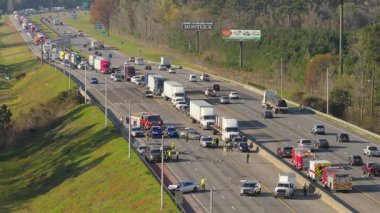 Kentucky 'de yüksek hızlı otobanda trafik kazası. Acil servis personeli ABD 'de otoyolda araba kazası kurbanlarına yardım ediyor.