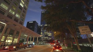 Araba bakış açısı. Miami, Florida 'daki şehir sokağında gece araba sürüyor. Ulaşım ve trafik kavramı