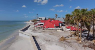 Milton Kasırgası 'ndan sonra okyanus kıyısında yıkılan evler. Doğal afet sonuçları Manasota Key, Florida 'da. Fırtına şiddetli hasar verdi.