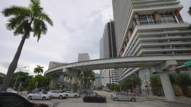 Miami, Florida iş bölgesinde Amerikan caddesinde şahsi bakış açısıyla araba kullanmak